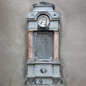 Zdjęcie nr 1: Przyścienne, architektoniczne, kamienne epitafium przy południowej, zewnętrznej ścianie kościoła, na lewo od kruchty. Osadzone jest na wysokim, prostopadłościennym cokole z nieobrobionego ciosu wapiennego. Na nim, mniejszy, dwudzielny marmurowy cokół artykułowany parą ostrosłupowych impostów wspierających gzyms, na którym osadzona para pilastrów z wyłamującym się ponad nimi gzymsem wieńczącym. Część środkowa, zwierająca tablice epitafijną, ujęta jest parą pilastrów o kapitelach toskańskich wspierających wysoki fryz i gzyms w formie nadwieszonego łuku półkolistego. Uskokowe zwieńczenie w kształcie leżącego prostokąta ujmuje para spływów wolutowych i nakrywa niski, trójkątny przyczółek. Pole cokołu epitafium zdobi okrągła rozeta. Płycina z tablicą epitafijną ma kształt stojącego prostokąta o wciętych schodkowo do wewnątrz narożach. W polu znajduje się inskrypcja „D(EO) O(PTIMO) M(AXIMO) / JÓZEFA SANOCKA / NAJCZULSZA I NAJPRZYWIĄZAŃ/SZA CÓRKA WZOROWA ŻONA. OPIE/KUNKA SIEROT I UBOGICH PEŁNA / NAJSZLACHETNIEJSZYCH PRZY/MIOTÓW DUSZY I SERCA, GORĄCO / KRAJ MIŁUJĄCA OBYWATELKA. / ZMARŁA W LIPOWCU 12GO MARCA / 1882 R(OKU) W WIEKU LAT 65, OSIERO/CIWSZY NIEUTULONYM W ŻALU / MATKĘ I MĘŻA / PROSI O WESTCHNIENIE / DO BOGA”.
 W środku fryzu znajduje się okrągły medalion z płaskorzeźbionym popiersiem zmarłej zwróconej w trzech czwartych w lewo. Zaokrągloną twarz zmarłej charakteryzują łagodne, pełne rysy starszej kobiety. Spod osłaniającego głowę czepca opadają na policzek dwa loki. 

 