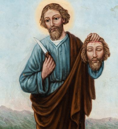 Zdjęcie nr 1: Obraz w kształcie stojącego prostokąta umieszczony w profilowanej, złoconej ramie z dekoracją w postaci muszli palmetowych ujętych akantem w narożach. W centrum kompozycji ukazany św. Bartłomiej przedstawiony frontalnie, w ujęciu całopostaciowym z głową delikatnie zwróconą w prawą stronę. Święty został wyobrażony jako dojrzały mężczyzna o owalnej twarzy, dużych oczach i prostym nosie. Jego jasnobrązowe, lekko falowane włosy sięgają uszu. Broda i wąsy mają ten sam kolor. Wokół głowy widoczny jest świetlisty nimb. Postać ubrana jest w długą, niebieską tunikę oraz białą szatę spodnią, przez prawe ramię ma przerzucony ciemnobrązowy płaszcz; stopy bose. Święty w prawej ręce trzyma nóż, a w lewej własną, zakrwawioną głowę. Postać została ukazana na tle rozległego, górzystego pejzażu oraz szaroniebieskiego nieba. Obraz utrzymany w stonowanej, chłodnej kolorystyce z dominacją brązów, ciemnej zieleni i zgaszonego błękitu.

