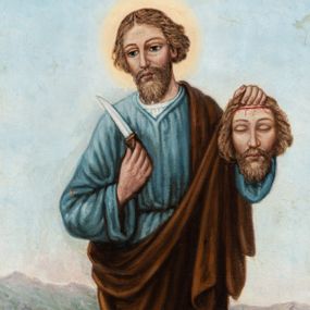 Zdjęcie nr 1: Obraz w kształcie stojącego prostokąta umieszczony w profilowanej, złoconej ramie z dekoracją w postaci muszli palmetowych ujętych akantem w narożach. W centrum kompozycji ukazany św. Bartłomiej przedstawiony frontalnie, w ujęciu całopostaciowym z głową delikatnie zwróconą w prawą stronę. Święty został wyobrażony jako dojrzały mężczyzna o owalnej twarzy, dużych oczach i prostym nosie. Jego jasnobrązowe, lekko falowane włosy sięgają uszu. Broda i wąsy mają ten sam kolor. Wokół głowy widoczny jest świetlisty nimb. Postać ubrana jest w długą, niebieską tunikę oraz białą szatę spodnią, przez prawe ramię ma przerzucony ciemnobrązowy płaszcz; stopy bose. Święty w prawej ręce trzyma nóż, a w lewej własną, zakrwawioną głowę. Postać została ukazana na tle rozległego, górzystego pejzażu oraz szaroniebieskiego nieba. Obraz utrzymany w stonowanej, chłodnej kolorystyce z dominacją brązów, ciemnej zieleni i zgaszonego błękitu.

