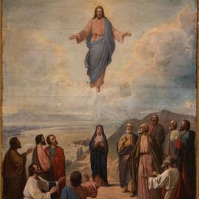 Zdjęcie nr 1: Obraz w kształcie prostokąta stojącego, ujęty złoconą, drewnianą ramą dekorowaną jońskim kimationem. Kompozycja dwustrefowa i wielopostaciowa przedstawiająca Wniebowstąpienie Chrystusa. W górnej części obrazu ukazany Jezus unoszący się do nieba na tle obłoków. Postać została przedstawiona frontalnie, całopostaciowo z głową pochyloną lekko do dołu i rękami wyciągniętymi na boki. Chrystusa ukazano jako młodego, długowłosego mężczyznę o owalnej twarzy z zarostem, ubranego w jasnoróżową tunikę oraz błękitny płaszcz. Wokół głowy ma świetlisty nimb. W dolnej części kompozycji, centralnie ukazana Maria otoczona przez podzielonych na dwie grupy apostołów. Matka Chrystusa przedstawiona frontalnie, całopostaciowo z rękami skrzyżowanymi na piersi. Ubrana jest w jasnoczerwoną suknię i ciemnogranatowy płaszcz. Na jej głowie i wokół szyi widoczna jest biała chusta. Z lewej strony obrazu grupa pięciu apostołów ubranych w długie, barwne tuniki oraz szerokie płaszcze. Postaci ukazane z dynamicznych pozach, wpatrujące się w niebo. Dwaj spośród nich, umieszczeni na pierwszym planie w pozycji klęczącej. Z prawej strony obrazu przedstawiona kolejna grupa, tym razem sześciu apostołów. Postaci ukazane w analogicznych jak wcześniej opisano strojach, również unoszą głowy, wpatrując się w niebo. Apostoł na pierwszym planie ubrany w biało-czerwone szaty ukazany w pozycji klęczącej z wyciągniętymi do przodu rękami. Scena została umieszczona na tle kamienistego pejzażu z widocznymi na dalszym planie wzgórzami oraz błękitnym, częściowo zasnutym obłokami niebem. Kolorystyka obrazu jest jasna i pastelowa z dominacją rozbielonego błękitu, różu oraz brązu.

