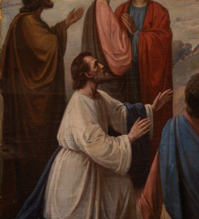 Zdjęcie nr 9: Obraz w kształcie prostokąta stojącego, ujęty złoconą, drewnianą ramą dekorowaną jońskim kimationem. Kompozycja dwustrefowa i wielopostaciowa przedstawiająca Wniebowstąpienie Chrystusa. W górnej części obrazu ukazany Jezus unoszący się do nieba na tle obłoków. Postać została przedstawiona frontalnie, całopostaciowo z głową pochyloną lekko do dołu i rękami wyciągniętymi na boki. Chrystusa ukazano jako młodego, długowłosego mężczyznę o owalnej twarzy z zarostem, ubranego w jasnoróżową tunikę oraz błękitny płaszcz. Wokół głowy ma świetlisty nimb. W dolnej części kompozycji, centralnie ukazana Maria otoczona przez podzielonych na dwie grupy apostołów. Matka Chrystusa przedstawiona frontalnie, całopostaciowo z rękami skrzyżowanymi na piersi. Ubrana jest w jasnoczerwoną suknię i ciemnogranatowy płaszcz. Na jej głowie i wokół szyi widoczna jest biała chusta. Z lewej strony obrazu grupa pięciu apostołów ubranych w długie, barwne tuniki oraz szerokie płaszcze. Postaci ukazane z dynamicznych pozach, wpatrujące się w niebo. Dwaj spośród nich, umieszczeni na pierwszym planie w pozycji klęczącej. Z prawej strony obrazu przedstawiona kolejna grupa, tym razem sześciu apostołów. Postaci ukazane w analogicznych jak wcześniej opisano strojach, również unoszą głowy, wpatrując się w niebo. Apostoł na pierwszym planie ubrany w biało-czerwone szaty ukazany w pozycji klęczącej z wyciągniętymi do przodu rękami. Scena została umieszczona na tle kamienistego pejzażu z widocznymi na dalszym planie wzgórzami oraz błękitnym, częściowo zasnutym obłokami niebem. Kolorystyka obrazu jest jasna i pastelowa z dominacją rozbielonego błękitu, różu oraz brązu.

