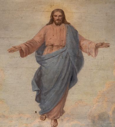 Zdjęcie nr 4: Obraz w kształcie prostokąta stojącego, ujęty złoconą, drewnianą ramą dekorowaną jońskim kimationem. Kompozycja dwustrefowa i wielopostaciowa przedstawiająca Wniebowstąpienie Chrystusa. W górnej części obrazu ukazany Jezus unoszący się do nieba na tle obłoków. Postać została przedstawiona frontalnie, całopostaciowo z głową pochyloną lekko do dołu i rękami wyciągniętymi na boki. Chrystusa ukazano jako młodego, długowłosego mężczyznę o owalnej twarzy z zarostem, ubranego w jasnoróżową tunikę oraz błękitny płaszcz. Wokół głowy ma świetlisty nimb. W dolnej części kompozycji, centralnie ukazana Maria otoczona przez podzielonych na dwie grupy apostołów. Matka Chrystusa przedstawiona frontalnie, całopostaciowo z rękami skrzyżowanymi na piersi. Ubrana jest w jasnoczerwoną suknię i ciemnogranatowy płaszcz. Na jej głowie i wokół szyi widoczna jest biała chusta. Z lewej strony obrazu grupa pięciu apostołów ubranych w długie, barwne tuniki oraz szerokie płaszcze. Postaci ukazane z dynamicznych pozach, wpatrujące się w niebo. Dwaj spośród nich, umieszczeni na pierwszym planie w pozycji klęczącej. Z prawej strony obrazu przedstawiona kolejna grupa, tym razem sześciu apostołów. Postaci ukazane w analogicznych jak wcześniej opisano strojach, również unoszą głowy, wpatrując się w niebo. Apostoł na pierwszym planie ubrany w biało-czerwone szaty ukazany w pozycji klęczącej z wyciągniętymi do przodu rękami. Scena została umieszczona na tle kamienistego pejzażu z widocznymi na dalszym planie wzgórzami oraz błękitnym, częściowo zasnutym obłokami niebem. Kolorystyka obrazu jest jasna i pastelowa z dominacją rozbielonego błękitu, różu oraz brązu.

