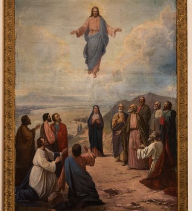 Zdjęcie nr 2: Obraz w kształcie prostokąta stojącego, ujęty złoconą, drewnianą ramą dekorowaną jońskim kimationem. Kompozycja dwustrefowa i wielopostaciowa przedstawiająca Wniebowstąpienie Chrystusa. W górnej części obrazu ukazany Jezus unoszący się do nieba na tle obłoków. Postać została przedstawiona frontalnie, całopostaciowo z głową pochyloną lekko do dołu i rękami wyciągniętymi na boki. Chrystusa ukazano jako młodego, długowłosego mężczyznę o owalnej twarzy z zarostem, ubranego w jasnoróżową tunikę oraz błękitny płaszcz. Wokół głowy ma świetlisty nimb. W dolnej części kompozycji, centralnie ukazana Maria otoczona przez podzielonych na dwie grupy apostołów. Matka Chrystusa przedstawiona frontalnie, całopostaciowo z rękami skrzyżowanymi na piersi. Ubrana jest w jasnoczerwoną suknię i ciemnogranatowy płaszcz. Na jej głowie i wokół szyi widoczna jest biała chusta. Z lewej strony obrazu grupa pięciu apostołów ubranych w długie, barwne tuniki oraz szerokie płaszcze. Postaci ukazane z dynamicznych pozach, wpatrujące się w niebo. Dwaj spośród nich, umieszczeni na pierwszym planie w pozycji klęczącej. Z prawej strony obrazu przedstawiona kolejna grupa, tym razem sześciu apostołów. Postaci ukazane w analogicznych jak wcześniej opisano strojach, również unoszą głowy, wpatrując się w niebo. Apostoł na pierwszym planie ubrany w biało-czerwone szaty ukazany w pozycji klęczącej z wyciągniętymi do przodu rękami. Scena została umieszczona na tle kamienistego pejzażu z widocznymi na dalszym planie wzgórzami oraz błękitnym, częściowo zasnutym obłokami niebem. Kolorystyka obrazu jest jasna i pastelowa z dominacją rozbielonego błękitu, różu oraz brązu.

