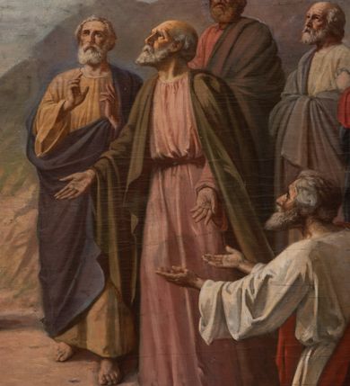 Zdjęcie nr 7: Obraz w kształcie prostokąta stojącego, ujęty złoconą, drewnianą ramą dekorowaną jońskim kimationem. Kompozycja dwustrefowa i wielopostaciowa przedstawiająca Wniebowstąpienie Chrystusa. W górnej części obrazu ukazany Jezus unoszący się do nieba na tle obłoków. Postać została przedstawiona frontalnie, całopostaciowo z głową pochyloną lekko do dołu i rękami wyciągniętymi na boki. Chrystusa ukazano jako młodego, długowłosego mężczyznę o owalnej twarzy z zarostem, ubranego w jasnoróżową tunikę oraz błękitny płaszcz. Wokół głowy ma świetlisty nimb. W dolnej części kompozycji, centralnie ukazana Maria otoczona przez podzielonych na dwie grupy apostołów. Matka Chrystusa przedstawiona frontalnie, całopostaciowo z rękami skrzyżowanymi na piersi. Ubrana jest w jasnoczerwoną suknię i ciemnogranatowy płaszcz. Na jej głowie i wokół szyi widoczna jest biała chusta. Z lewej strony obrazu grupa pięciu apostołów ubranych w długie, barwne tuniki oraz szerokie płaszcze. Postaci ukazane z dynamicznych pozach, wpatrujące się w niebo. Dwaj spośród nich, umieszczeni na pierwszym planie w pozycji klęczącej. Z prawej strony obrazu przedstawiona kolejna grupa, tym razem sześciu apostołów. Postaci ukazane w analogicznych jak wcześniej opisano strojach, również unoszą głowy, wpatrując się w niebo. Apostoł na pierwszym planie ubrany w biało-czerwone szaty ukazany w pozycji klęczącej z wyciągniętymi do przodu rękami. Scena została umieszczona na tle kamienistego pejzażu z widocznymi na dalszym planie wzgórzami oraz błękitnym, częściowo zasnutym obłokami niebem. Kolorystyka obrazu jest jasna i pastelowa z dominacją rozbielonego błękitu, różu oraz brązu.

