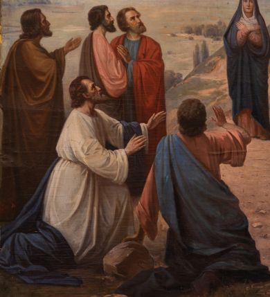 Zdjęcie nr 5: Obraz w kształcie prostokąta stojącego, ujęty złoconą, drewnianą ramą dekorowaną jońskim kimationem. Kompozycja dwustrefowa i wielopostaciowa przedstawiająca Wniebowstąpienie Chrystusa. W górnej części obrazu ukazany Jezus unoszący się do nieba na tle obłoków. Postać została przedstawiona frontalnie, całopostaciowo z głową pochyloną lekko do dołu i rękami wyciągniętymi na boki. Chrystusa ukazano jako młodego, długowłosego mężczyznę o owalnej twarzy z zarostem, ubranego w jasnoróżową tunikę oraz błękitny płaszcz. Wokół głowy ma świetlisty nimb. W dolnej części kompozycji, centralnie ukazana Maria otoczona przez podzielonych na dwie grupy apostołów. Matka Chrystusa przedstawiona frontalnie, całopostaciowo z rękami skrzyżowanymi na piersi. Ubrana jest w jasnoczerwoną suknię i ciemnogranatowy płaszcz. Na jej głowie i wokół szyi widoczna jest biała chusta. Z lewej strony obrazu grupa pięciu apostołów ubranych w długie, barwne tuniki oraz szerokie płaszcze. Postaci ukazane z dynamicznych pozach, wpatrujące się w niebo. Dwaj spośród nich, umieszczeni na pierwszym planie w pozycji klęczącej. Z prawej strony obrazu przedstawiona kolejna grupa, tym razem sześciu apostołów. Postaci ukazane w analogicznych jak wcześniej opisano strojach, również unoszą głowy, wpatrując się w niebo. Apostoł na pierwszym planie ubrany w biało-czerwone szaty ukazany w pozycji klęczącej z wyciągniętymi do przodu rękami. Scena została umieszczona na tle kamienistego pejzażu z widocznymi na dalszym planie wzgórzami oraz błękitnym, częściowo zasnutym obłokami niebem. Kolorystyka obrazu jest jasna i pastelowa z dominacją rozbielonego błękitu, różu oraz brązu.

