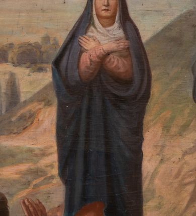 Zdjęcie nr 3: Obraz w kształcie prostokąta stojącego, ujęty złoconą, drewnianą ramą dekorowaną jońskim kimationem. Kompozycja dwustrefowa i wielopostaciowa przedstawiająca Wniebowstąpienie Chrystusa. W górnej części obrazu ukazany Jezus unoszący się do nieba na tle obłoków. Postać została przedstawiona frontalnie, całopostaciowo z głową pochyloną lekko do dołu i rękami wyciągniętymi na boki. Chrystusa ukazano jako młodego, długowłosego mężczyznę o owalnej twarzy z zarostem, ubranego w jasnoróżową tunikę oraz błękitny płaszcz. Wokół głowy ma świetlisty nimb. W dolnej części kompozycji, centralnie ukazana Maria otoczona przez podzielonych na dwie grupy apostołów. Matka Chrystusa przedstawiona frontalnie, całopostaciowo z rękami skrzyżowanymi na piersi. Ubrana jest w jasnoczerwoną suknię i ciemnogranatowy płaszcz. Na jej głowie i wokół szyi widoczna jest biała chusta. Z lewej strony obrazu grupa pięciu apostołów ubranych w długie, barwne tuniki oraz szerokie płaszcze. Postaci ukazane z dynamicznych pozach, wpatrujące się w niebo. Dwaj spośród nich, umieszczeni na pierwszym planie w pozycji klęczącej. Z prawej strony obrazu przedstawiona kolejna grupa, tym razem sześciu apostołów. Postaci ukazane w analogicznych jak wcześniej opisano strojach, również unoszą głowy, wpatrując się w niebo. Apostoł na pierwszym planie ubrany w biało-czerwone szaty ukazany w pozycji klęczącej z wyciągniętymi do przodu rękami. Scena została umieszczona na tle kamienistego pejzażu z widocznymi na dalszym planie wzgórzami oraz błękitnym, częściowo zasnutym obłokami niebem. Kolorystyka obrazu jest jasna i pastelowa z dominacją rozbielonego błękitu, różu oraz brązu.

