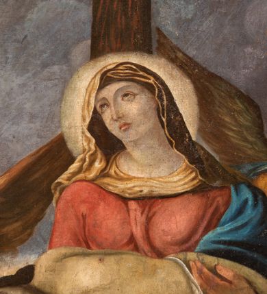 Zdjęcie nr 2: Obraz w kształcie stojącego prostokąta ujęty drewnianą, profilowaną ramą. W centralnej części kompozycji przedstawiona Matka Boska ukazana frontalnie, w pozycji siedzącej, trzymająca na kolanach martwe ciało Chrystusa. Głowa Marii zwrócona lekko w prawą stronę, wzrok uniesiony ku górze. Postać została przedstawiona jako młoda kobieta o owalnej twarzy, dużych ciemnych oczach i wąskim, prostym nosie. Usta niewielkie, zaznaczone kolorem jasnoczerwonym. Maria prawą ręką podtrzymuje głowę Syna, lewą dotyka jego przedramienia. Jest ubrana w jasnoczerwoną suknię z żółtym kołnierzem oraz jasnobłękitny płaszcz. Na głowę, otoczoną nimbem, ma narzuconą jasnożółtą chustę. Chrystus ukazany jako młody mężczyzna, leżący horyzontalnie na kolanach matki. Głowa przedstawiona na wprost, otoczona nimbem. Oczy zamknięte, nos wydatny, prosty. Włosy i zarost w kolorze ciemnobrązowym. Prawa ręka oraz nogi opadające w dół, lewa ułożona wzdłuż ciała. Tors nagi, z wyeksponowaną raną w boku; wokół pasa i bioder udrapowane białe perizonium. Po bokach Marii ukazane klęczące anioły, trzymające arma Christi: koronę cierniową (anioł po lewej stronie kompozycji) oraz gwoździe (anioł z prawej). Postaci ukazane jako jasnowłosi młodzieńcy ubrani w barwne szaty. Za Matką Boską widoczna pionowa belka krzyża wyznaczająca oś kompozycji oraz, na drugim planie, ciemne obłoki. Kolorystyka obrazu ciemna, przygaszona.