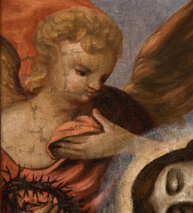 Zdjęcie nr 7: Obraz w kształcie stojącego prostokąta ujęty drewnianą, profilowaną ramą. W centralnej części kompozycji przedstawiona Matka Boska ukazana frontalnie, w pozycji siedzącej, trzymająca na kolanach martwe ciało Chrystusa. Głowa Marii zwrócona lekko w prawą stronę, wzrok uniesiony ku górze. Postać została przedstawiona jako młoda kobieta o owalnej twarzy, dużych ciemnych oczach i wąskim, prostym nosie. Usta niewielkie, zaznaczone kolorem jasnoczerwonym. Maria prawą ręką podtrzymuje głowę Syna, lewą dotyka jego przedramienia. Jest ubrana w jasnoczerwoną suknię z żółtym kołnierzem oraz jasnobłękitny płaszcz. Na głowę, otoczoną nimbem, ma narzuconą jasnożółtą chustę. Chrystus ukazany jako młody mężczyzna, leżący horyzontalnie na kolanach matki. Głowa przedstawiona na wprost, otoczona nimbem. Oczy zamknięte, nos wydatny, prosty. Włosy i zarost w kolorze ciemnobrązowym. Prawa ręka oraz nogi opadające w dół, lewa ułożona wzdłuż ciała. Tors nagi, z wyeksponowaną raną w boku; wokół pasa i bioder udrapowane białe perizonium. Po bokach Marii ukazane klęczące anioły, trzymające arma Christi: koronę cierniową (anioł po lewej stronie kompozycji) oraz gwoździe (anioł z prawej). Postaci ukazane jako jasnowłosi młodzieńcy ubrani w barwne szaty. Za Matką Boską widoczna pionowa belka krzyża wyznaczająca oś kompozycji oraz, na drugim planie, ciemne obłoki. Kolorystyka obrazu ciemna, przygaszona.