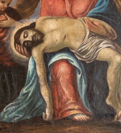 Zdjęcie nr 9: Obraz w kształcie stojącego prostokąta ujęty drewnianą, profilowaną ramą. W centralnej części kompozycji przedstawiona Matka Boska ukazana frontalnie, w pozycji siedzącej, trzymająca na kolanach martwe ciało Chrystusa. Głowa Marii zwrócona lekko w prawą stronę, wzrok uniesiony ku górze. Postać została przedstawiona jako młoda kobieta o owalnej twarzy, dużych ciemnych oczach i wąskim, prostym nosie. Usta niewielkie, zaznaczone kolorem jasnoczerwonym. Maria prawą ręką podtrzymuje głowę Syna, lewą dotyka jego przedramienia. Jest ubrana w jasnoczerwoną suknię z żółtym kołnierzem oraz jasnobłękitny płaszcz. Na głowę, otoczoną nimbem, ma narzuconą jasnożółtą chustę. Chrystus ukazany jako młody mężczyzna, leżący horyzontalnie na kolanach matki. Głowa przedstawiona na wprost, otoczona nimbem. Oczy zamknięte, nos wydatny, prosty. Włosy i zarost w kolorze ciemnobrązowym. Prawa ręka oraz nogi opadające w dół, lewa ułożona wzdłuż ciała. Tors nagi, z wyeksponowaną raną w boku; wokół pasa i bioder udrapowane białe perizonium. Po bokach Marii ukazane klęczące anioły, trzymające arma Christi: koronę cierniową (anioł po lewej stronie kompozycji) oraz gwoździe (anioł z prawej). Postaci ukazane jako jasnowłosi młodzieńcy ubrani w barwne szaty. Za Matką Boską widoczna pionowa belka krzyża wyznaczająca oś kompozycji oraz, na drugim planie, ciemne obłoki. Kolorystyka obrazu ciemna, przygaszona.