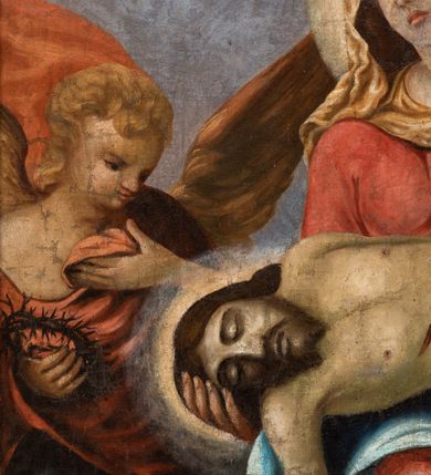 Zdjęcie nr 12: Obraz w kształcie stojącego prostokąta ujęty drewnianą, profilowaną ramą. W centralnej części kompozycji przedstawiona Matka Boska ukazana frontalnie, w pozycji siedzącej, trzymająca na kolanach martwe ciało Chrystusa. Głowa Marii zwrócona lekko w prawą stronę, wzrok uniesiony ku górze. Postać została przedstawiona jako młoda kobieta o owalnej twarzy, dużych ciemnych oczach i wąskim, prostym nosie. Usta niewielkie, zaznaczone kolorem jasnoczerwonym. Maria prawą ręką podtrzymuje głowę Syna, lewą dotyka jego przedramienia. Jest ubrana w jasnoczerwoną suknię z żółtym kołnierzem oraz jasnobłękitny płaszcz. Na głowę, otoczoną nimbem, ma narzuconą jasnożółtą chustę. Chrystus ukazany jako młody mężczyzna, leżący horyzontalnie na kolanach matki. Głowa przedstawiona na wprost, otoczona nimbem. Oczy zamknięte, nos wydatny, prosty. Włosy i zarost w kolorze ciemnobrązowym. Prawa ręka oraz nogi opadające w dół, lewa ułożona wzdłuż ciała. Tors nagi, z wyeksponowaną raną w boku; wokół pasa i bioder udrapowane białe perizonium. Po bokach Marii ukazane klęczące anioły, trzymające arma Christi: koronę cierniową (anioł po lewej stronie kompozycji) oraz gwoździe (anioł z prawej). Postaci ukazane jako jasnowłosi młodzieńcy ubrani w barwne szaty. Za Matką Boską widoczna pionowa belka krzyża wyznaczająca oś kompozycji oraz, na drugim planie, ciemne obłoki. Kolorystyka obrazu ciemna, przygaszona.