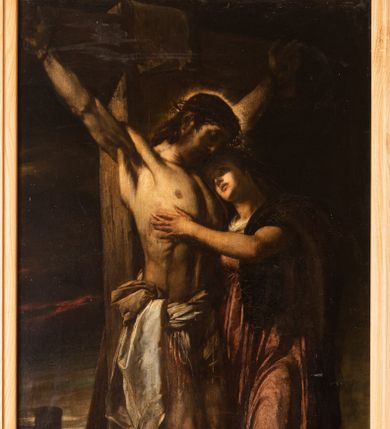 Zdjęcie nr 1: Obraz w kształcie stojącego prostokąta ujęty w drewnianą, złoconą ramę. W centralnej części kompozycji przedstawienie Chrystusa Ukrzyżowanego, do którego piersi przytula się Maria Magdalena. Chrystus ukazany w trzech czwartych z ciałem zwróconym w lewą stronę. Głowa odziana w cierniową koronę pochylona do dołu. Wokół niej świetlisty nimb. Tors muskularny, wypukły z widoczną raną w boku. Ramiona wyprężone, tworzące kształt litery „V”. Perizonium krótkie, białe udrapowane na prawym boku postaci. Maria Magdalena ukazana jako młoda kobieta w jasnoróżowej sukni i ciemniejszym płaszczu. Twarz o regularnych rysach, oczy uniesione do góry. Głowę pochyla w dół, składając ją na piersi Chrystusa. Swoją prawą ręką dotyka rany w jego boku. Na drugim planie, w oddali widoczny pejzaż z widokiem Jerozolimy i ciemnym, ciężkim niebem. Kolorystyka obrazu ciemna, utrzymana w odcieniach brązu. 