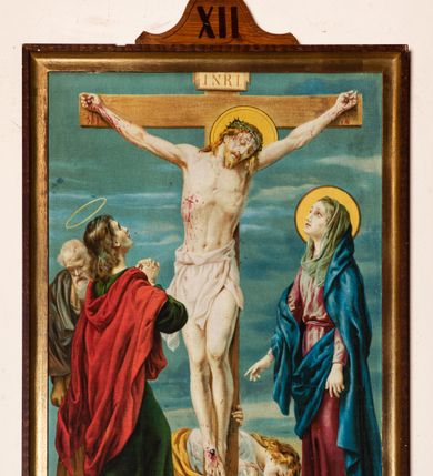 Zdjęcie nr 4: Czternaście obrazów przedstawiających kolejne stacje drogi krzyżowej. Kompozycje wielopostaciowe w kształcie stojącego prostokąta ujęte w złocone, profilowane ramy zwieńczone krzyżem osadzonym na podstawie o linii wklęsło-wypukłej mieszczącej numer stacji. Kolorystyka jasna, przygaszona.