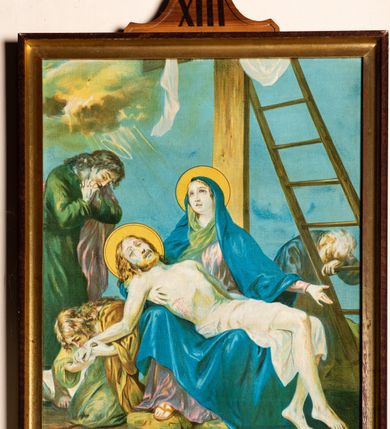 Zdjęcie nr 5: Czternaście obrazów przedstawiających kolejne stacje drogi krzyżowej. Kompozycje wielopostaciowe w kształcie stojącego prostokąta ujęte w złocone, profilowane ramy zwieńczone krzyżem osadzonym na podstawie o linii wklęsło-wypukłej mieszczącej numer stacji. Kolorystyka jasna, przygaszona.