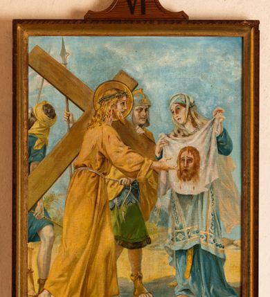 Zdjęcie nr 13: Czternaście obrazów przedstawiających kolejne stacje drogi krzyżowej. Kompozycje wielopostaciowe w kształcie stojącego prostokąta ujęte w złocone, profilowane ramy zwieńczone krzyżem osadzonym na podstawie o linii wklęsło-wypukłej mieszczącej numer stacji. Kolorystyka jasna, przygaszona.