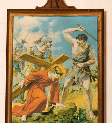 Zdjęcie nr 16: Czternaście obrazów przedstawiających kolejne stacje drogi krzyżowej. Kompozycje wielopostaciowe w kształcie stojącego prostokąta ujęte w złocone, profilowane ramy zwieńczone krzyżem osadzonym na podstawie o linii wklęsło-wypukłej mieszczącej numer stacji. Kolorystyka jasna, przygaszona.