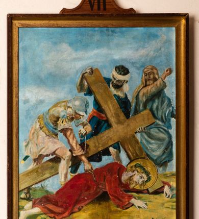 Zdjęcie nr 14: Czternaście obrazów przedstawiających kolejne stacje drogi krzyżowej. Kompozycje wielopostaciowe w kształcie stojącego prostokąta ujęte w złocone, profilowane ramy zwieńczone krzyżem osadzonym na podstawie o linii wklęsło-wypukłej mieszczącej numer stacji. Kolorystyka jasna, przygaszona.