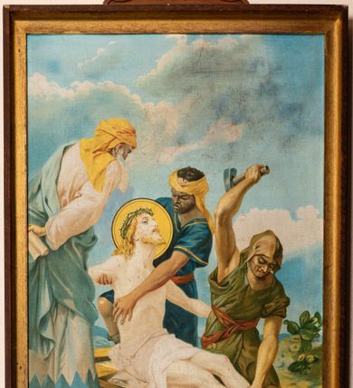 Zdjęcie nr 3: Czternaście obrazów przedstawiających kolejne stacje drogi krzyżowej. Kompozycje wielopostaciowe w kształcie stojącego prostokąta ujęte w złocone, profilowane ramy zwieńczone krzyżem osadzonym na podstawie o linii wklęsło-wypukłej mieszczącej numer stacji. Kolorystyka jasna, przygaszona.