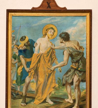 Zdjęcie nr 17: Czternaście obrazów przedstawiających kolejne stacje drogi krzyżowej. Kompozycje wielopostaciowe w kształcie stojącego prostokąta ujęte w złocone, profilowane ramy zwieńczone krzyżem osadzonym na podstawie o linii wklęsło-wypukłej mieszczącej numer stacji. Kolorystyka jasna, przygaszona.