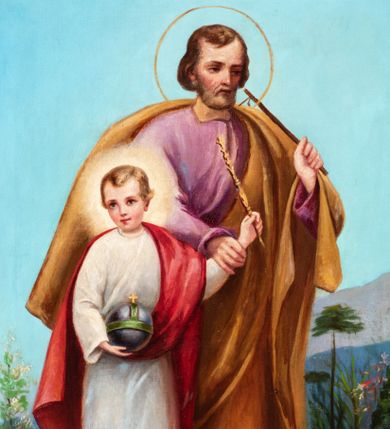 Zdjęcie nr 1: Obraz w kształcie stojącego prostokąta, ujęty drewnianą, złoconą ramą dekorowaną liśćmi akantu oraz stylizowanymi palmetami. W centralnej części kompozycji, na tle pejzażu przedstawiono św. Józefa wraz z kilkuletnim Jezusem. Święty Józef został ukazany w ujęciu całopostaciowym, z ciałem skierowanym w lewą stronę, w pozycji kroczącej. Twarz szczupła, z dużymi, ciemnymi oczami oraz prostym nosem. Włosy i zarost jasnobrązowe. Wokół głowy świętego przedstawiony nimb. Józef w lewej dłoni trzyma laskę, prawą chwyta za nadgarstek Jezusa. Postać ubrana jest w długą, jasnofioletową szatę oraz obszerny, brązowy płaszcz i sandały. Jezus został ukazany frontalnie, w ujęciu całopostaciowym z głową lekko skierowaną w prawą stronę. Twarz chłopca jest owalna, o jasnej karnacji z wyraźnie zaznaczonym rumieńcem na policzkach. Oczy duże, skierowane w kierunku widza. Włosy jasne, układające się w lekkie fale. Wokół głowy świetlisty nimb. Jezus w prawej dłoni podtrzymuje jabłko królewskie, a w lewej złote berło. Postać ubrana jest w długą, białą tunikę oraz czerwony płaszcz i sandały. W tle ukazany pogodny, wiosenny pejzaż z ukwieconą łąką i widocznymi w oddali wzgórzami. Kolorystyka obrazu jest jasna, pastelowa.

