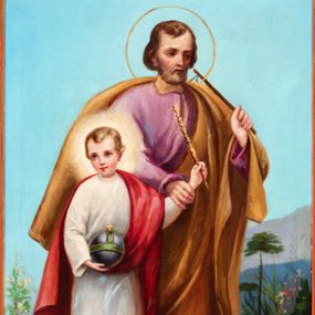 Zdjęcie nr 1: Obraz w kształcie stojącego prostokąta, ujęty drewnianą, złoconą ramą dekorowaną liśćmi akantu oraz stylizowanymi palmetami. W centralnej części kompozycji, na tle pejzażu przedstawiono św. Józefa wraz z kilkuletnim Jezusem. Święty Józef został ukazany w ujęciu całopostaciowym, z ciałem skierowanym w lewą stronę, w pozycji kroczącej. Twarz szczupła, z dużymi, ciemnymi oczami oraz prostym nosem. Włosy i zarost jasnobrązowe. Wokół głowy świętego przedstawiony nimb. Józef w lewej dłoni trzyma laskę, prawą chwyta za nadgarstek Jezusa. Postać ubrana jest w długą, jasnofioletową szatę oraz obszerny, brązowy płaszcz i sandały. Jezus został ukazany frontalnie, w ujęciu całopostaciowym z głową lekko skierowaną w prawą stronę. Twarz chłopca jest owalna, o jasnej karnacji z wyraźnie zaznaczonym rumieńcem na policzkach. Oczy duże, skierowane w kierunku widza. Włosy jasne, układające się w lekkie fale. Wokół głowy świetlisty nimb. Jezus w prawej dłoni podtrzymuje jabłko królewskie, a w lewej złote berło. Postać ubrana jest w długą, białą tunikę oraz czerwony płaszcz i sandały. W tle ukazany pogodny, wiosenny pejzaż z ukwieconą łąką i widocznymi w oddali wzgórzami. Kolorystyka obrazu jest jasna, pastelowa.

