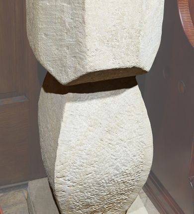 Zdjęcie nr 1: Kropielnica ustawiona na kostce; trzon czworoboczny, wybrzuszony pośrodku; czara ośmioboczna, ścięta od dołu; wewnątrz blaszana misa. 