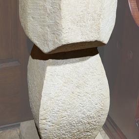 Zdjęcie nr 1: Kropielnica ustawiona na kostce; trzon czworoboczny, wybrzuszony pośrodku; czara ośmioboczna, ścięta od dołu; wewnątrz blaszana misa. 