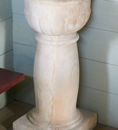 Zdjęcie nr 1: Kropielnica ustawiona na niskiej kostce. Stopa okrągła, zwężająca się w trzon w formie masywnej tralki. Czara półkolista z wywiniętą wargą, od dołu puklowana; wewnątrz miedziana misa.