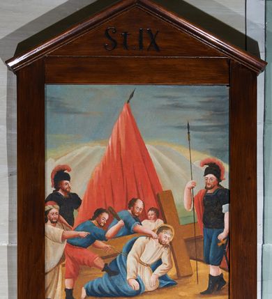 Zdjęcie nr 1: Obrazy w kształcie stojących prostokątów, ujęte w prostokątne, drewniane ramy, zakończone u góry trójkątnym przyczółkiem, nakrytym profilowanym gzymsikiem i zwieńczone prostym krzyżykiem. W polu przyczółka numery stacji. Kompozycje wielofigurowe, postacie statyczne, przedstawione na tle sumarycznie oddanego krajobrazu lub sztafażu architektonicznego. Kolorystyka intensywna z dominacją czerwonych i niebieskich płaszczy. W dolnej części każdego obrazu podpis sceny, malowany czarno na białym pasku:
1. „St(acja) I / Fundatorem [tekst nieczytelny] / JEZUS NA ŚMIERĆ OSĄDZONY”;
2. „St(acja) II / JEZUS BIERZE KRZYŻ NA ZBITE RAMIONA”;
3. „St(acja) III / JEZUS ONDLALY PIERWSZY RAZ UPADA”;
4. „St(acja) IV / JEZUS POTYKA SIE Z NAYSWIEISZA”;
5. „St(acja) V / JEZUSOWI KRZYŻ CIĘŻKI NIEŚĆ POMAGA SZYMON”;
6. „St(acja) VI / JEZUSOWI TWARZ SKRWAWIONA I UPLWANA”;
7. „St(acja) VII / R: Q: S: P: / JEZUS DRUGI RAZ UPADA POD KRZYZEM”;
8. „St(acja) VIII / JEZUS NAUCZA PŁACZĄCE NAD SOBĄ NIE/WIASTY ”;
9. „St(acja) IX / JEZUS TRZECI RAZ UPADA POD KRZYŻEM”;
10. „St(acja) X / JEZUS Z SZAT OBNAŻONY”;
11. „St(acja) XI / JEZUS OKRUTNIE DO KRZYŻA PRZYBITY”;
12. [brak zdjęcia]
13. [brak zdjęcia]
14. „St(acja) XIV / JEZUS DO GROBU WŁOZONY / Franz Jog Mahler in Fre(?) / 6 Aprill 1827”.