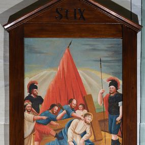 Zdjęcie nr 1: Obrazy w kształcie stojących prostokątów, ujęte w prostokątne, drewniane ramy, zakończone u góry trójkątnym przyczółkiem, nakrytym profilowanym gzymsikiem i zwieńczone prostym krzyżykiem. W polu przyczółka numery stacji. Kompozycje wielofigurowe, postacie statyczne, przedstawione na tle sumarycznie oddanego krajobrazu lub sztafażu architektonicznego. Kolorystyka intensywna z dominacją czerwonych i niebieskich płaszczy. W dolnej części każdego obrazu podpis sceny, malowany czarno na białym pasku:
1. „St(acja) I / Fundatorem [tekst nieczytelny] / JEZUS NA ŚMIERĆ OSĄDZONY”;
2. „St(acja) II / JEZUS BIERZE KRZYŻ NA ZBITE RAMIONA”;
3. „St(acja) III / JEZUS ONDLALY PIERWSZY RAZ UPADA”;
4. „St(acja) IV / JEZUS POTYKA SIE Z NAYSWIEISZA”;
5. „St(acja) V / JEZUSOWI KRZYŻ CIĘŻKI NIEŚĆ POMAGA SZYMON”;
6. „St(acja) VI / JEZUSOWI TWARZ SKRWAWIONA I UPLWANA”;
7. „St(acja) VII / R: Q: S: P: / JEZUS DRUGI RAZ UPADA POD KRZYZEM”;
8. „St(acja) VIII / JEZUS NAUCZA PŁACZĄCE NAD SOBĄ NIE/WIASTY ”;
9. „St(acja) IX / JEZUS TRZECI RAZ UPADA POD KRZYŻEM”;
10. „St(acja) X / JEZUS Z SZAT OBNAŻONY”;
11. „St(acja) XI / JEZUS OKRUTNIE DO KRZYŻA PRZYBITY”;
12. [brak zdjęcia]
13. [brak zdjęcia]
14. „St(acja) XIV / JEZUS DO GROBU WŁOZONY / Franz Jog Mahler in Fre(?) / 6 Aprill 1827”.