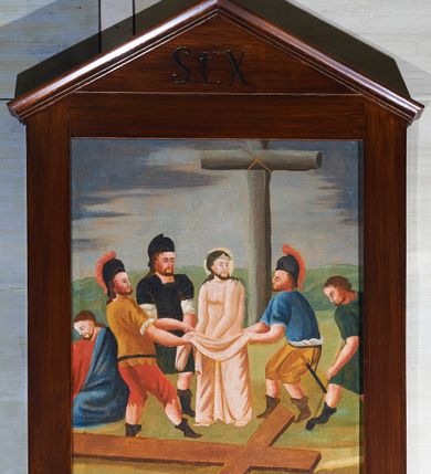 Zdjęcie nr 2: Obrazy w kształcie stojących prostokątów, ujęte w prostokątne, drewniane ramy, zakończone u góry trójkątnym przyczółkiem, nakrytym profilowanym gzymsikiem i zwieńczone prostym krzyżykiem. W polu przyczółka numery stacji. Kompozycje wielofigurowe, postacie statyczne, przedstawione na tle sumarycznie oddanego krajobrazu lub sztafażu architektonicznego. Kolorystyka intensywna z dominacją czerwonych i niebieskich płaszczy. W dolnej części każdego obrazu podpis sceny, malowany czarno na białym pasku:
1. „St(acja) I / Fundatorem [tekst nieczytelny] / JEZUS NA ŚMIERĆ OSĄDZONY”;
2. „St(acja) II / JEZUS BIERZE KRZYŻ NA ZBITE RAMIONA”;
3. „St(acja) III / JEZUS ONDLALY PIERWSZY RAZ UPADA”;
4. „St(acja) IV / JEZUS POTYKA SIE Z NAYSWIEISZA”;
5. „St(acja) V / JEZUSOWI KRZYŻ CIĘŻKI NIEŚĆ POMAGA SZYMON”;
6. „St(acja) VI / JEZUSOWI TWARZ SKRWAWIONA I UPLWANA”;
7. „St(acja) VII / R: Q: S: P: / JEZUS DRUGI RAZ UPADA POD KRZYZEM”;
8. „St(acja) VIII / JEZUS NAUCZA PŁACZĄCE NAD SOBĄ NIE/WIASTY ”;
9. „St(acja) IX / JEZUS TRZECI RAZ UPADA POD KRZYŻEM”;
10. „St(acja) X / JEZUS Z SZAT OBNAŻONY”;
11. „St(acja) XI / JEZUS OKRUTNIE DO KRZYŻA PRZYBITY”;
12. [brak zdjęcia]
13. [brak zdjęcia]
14. „St(acja) XIV / JEZUS DO GROBU WŁOZONY / Franz Jog Mahler in Fre(?) / 6 Aprill 1827”.