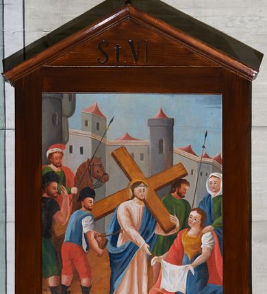 Zdjęcie nr 6: Obrazy w kształcie stojących prostokątów, ujęte w prostokątne, drewniane ramy, zakończone u góry trójkątnym przyczółkiem, nakrytym profilowanym gzymsikiem i zwieńczone prostym krzyżykiem. W polu przyczółka numery stacji. Kompozycje wielofigurowe, postacie statyczne, przedstawione na tle sumarycznie oddanego krajobrazu lub sztafażu architektonicznego. Kolorystyka intensywna z dominacją czerwonych i niebieskich płaszczy. W dolnej części każdego obrazu podpis sceny, malowany czarno na białym pasku:
1. „St(acja) I / Fundatorem [tekst nieczytelny] / JEZUS NA ŚMIERĆ OSĄDZONY”;
2. „St(acja) II / JEZUS BIERZE KRZYŻ NA ZBITE RAMIONA”;
3. „St(acja) III / JEZUS ONDLALY PIERWSZY RAZ UPADA”;
4. „St(acja) IV / JEZUS POTYKA SIE Z NAYSWIEISZA”;
5. „St(acja) V / JEZUSOWI KRZYŻ CIĘŻKI NIEŚĆ POMAGA SZYMON”;
6. „St(acja) VI / JEZUSOWI TWARZ SKRWAWIONA I UPLWANA”;
7. „St(acja) VII / R: Q: S: P: / JEZUS DRUGI RAZ UPADA POD KRZYZEM”;
8. „St(acja) VIII / JEZUS NAUCZA PŁACZĄCE NAD SOBĄ NIE/WIASTY ”;
9. „St(acja) IX / JEZUS TRZECI RAZ UPADA POD KRZYŻEM”;
10. „St(acja) X / JEZUS Z SZAT OBNAŻONY”;
11. „St(acja) XI / JEZUS OKRUTNIE DO KRZYŻA PRZYBITY”;
12. [brak zdjęcia]
13. [brak zdjęcia]
14. „St(acja) XIV / JEZUS DO GROBU WŁOZONY / Franz Jog Mahler in Fre(?) / 6 Aprill 1827”.