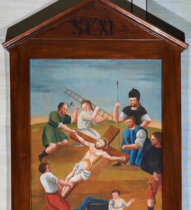 Zdjęcie nr 5: Obrazy w kształcie stojących prostokątów, ujęte w prostokątne, drewniane ramy, zakończone u góry trójkątnym przyczółkiem, nakrytym profilowanym gzymsikiem i zwieńczone prostym krzyżykiem. W polu przyczółka numery stacji. Kompozycje wielofigurowe, postacie statyczne, przedstawione na tle sumarycznie oddanego krajobrazu lub sztafażu architektonicznego. Kolorystyka intensywna z dominacją czerwonych i niebieskich płaszczy. W dolnej części każdego obrazu podpis sceny, malowany czarno na białym pasku:
1. „St(acja) I / Fundatorem [tekst nieczytelny] / JEZUS NA ŚMIERĆ OSĄDZONY”;
2. „St(acja) II / JEZUS BIERZE KRZYŻ NA ZBITE RAMIONA”;
3. „St(acja) III / JEZUS ONDLALY PIERWSZY RAZ UPADA”;
4. „St(acja) IV / JEZUS POTYKA SIE Z NAYSWIEISZA”;
5. „St(acja) V / JEZUSOWI KRZYŻ CIĘŻKI NIEŚĆ POMAGA SZYMON”;
6. „St(acja) VI / JEZUSOWI TWARZ SKRWAWIONA I UPLWANA”;
7. „St(acja) VII / R: Q: S: P: / JEZUS DRUGI RAZ UPADA POD KRZYZEM”;
8. „St(acja) VIII / JEZUS NAUCZA PŁACZĄCE NAD SOBĄ NIE/WIASTY ”;
9. „St(acja) IX / JEZUS TRZECI RAZ UPADA POD KRZYŻEM”;
10. „St(acja) X / JEZUS Z SZAT OBNAŻONY”;
11. „St(acja) XI / JEZUS OKRUTNIE DO KRZYŻA PRZYBITY”;
12. [brak zdjęcia]
13. [brak zdjęcia]
14. „St(acja) XIV / JEZUS DO GROBU WŁOZONY / Franz Jog Mahler in Fre(?) / 6 Aprill 1827”.