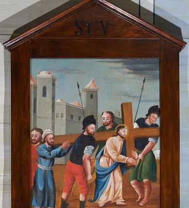 Zdjęcie nr 8: Obrazy w kształcie stojących prostokątów, ujęte w prostokątne, drewniane ramy, zakończone u góry trójkątnym przyczółkiem, nakrytym profilowanym gzymsikiem i zwieńczone prostym krzyżykiem. W polu przyczółka numery stacji. Kompozycje wielofigurowe, postacie statyczne, przedstawione na tle sumarycznie oddanego krajobrazu lub sztafażu architektonicznego. Kolorystyka intensywna z dominacją czerwonych i niebieskich płaszczy. W dolnej części każdego obrazu podpis sceny, malowany czarno na białym pasku:
1. „St(acja) I / Fundatorem [tekst nieczytelny] / JEZUS NA ŚMIERĆ OSĄDZONY”;
2. „St(acja) II / JEZUS BIERZE KRZYŻ NA ZBITE RAMIONA”;
3. „St(acja) III / JEZUS ONDLALY PIERWSZY RAZ UPADA”;
4. „St(acja) IV / JEZUS POTYKA SIE Z NAYSWIEISZA”;
5. „St(acja) V / JEZUSOWI KRZYŻ CIĘŻKI NIEŚĆ POMAGA SZYMON”;
6. „St(acja) VI / JEZUSOWI TWARZ SKRWAWIONA I UPLWANA”;
7. „St(acja) VII / R: Q: S: P: / JEZUS DRUGI RAZ UPADA POD KRZYZEM”;
8. „St(acja) VIII / JEZUS NAUCZA PŁACZĄCE NAD SOBĄ NIE/WIASTY ”;
9. „St(acja) IX / JEZUS TRZECI RAZ UPADA POD KRZYŻEM”;
10. „St(acja) X / JEZUS Z SZAT OBNAŻONY”;
11. „St(acja) XI / JEZUS OKRUTNIE DO KRZYŻA PRZYBITY”;
12. [brak zdjęcia]
13. [brak zdjęcia]
14. „St(acja) XIV / JEZUS DO GROBU WŁOZONY / Franz Jog Mahler in Fre(?) / 6 Aprill 1827”.