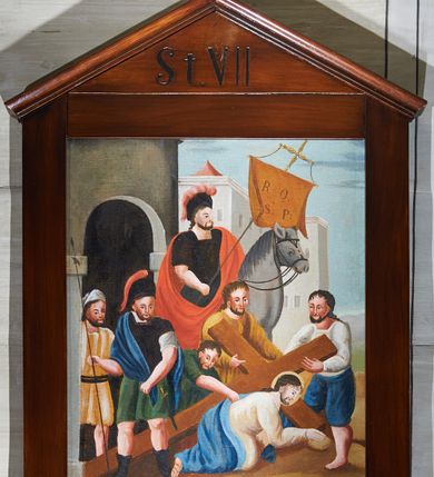 Zdjęcie nr 7: Obrazy w kształcie stojących prostokątów, ujęte w prostokątne, drewniane ramy, zakończone u góry trójkątnym przyczółkiem, nakrytym profilowanym gzymsikiem i zwieńczone prostym krzyżykiem. W polu przyczółka numery stacji. Kompozycje wielofigurowe, postacie statyczne, przedstawione na tle sumarycznie oddanego krajobrazu lub sztafażu architektonicznego. Kolorystyka intensywna z dominacją czerwonych i niebieskich płaszczy. W dolnej części każdego obrazu podpis sceny, malowany czarno na białym pasku:
1. „St(acja) I / Fundatorem [tekst nieczytelny] / JEZUS NA ŚMIERĆ OSĄDZONY”;
2. „St(acja) II / JEZUS BIERZE KRZYŻ NA ZBITE RAMIONA”;
3. „St(acja) III / JEZUS ONDLALY PIERWSZY RAZ UPADA”;
4. „St(acja) IV / JEZUS POTYKA SIE Z NAYSWIEISZA”;
5. „St(acja) V / JEZUSOWI KRZYŻ CIĘŻKI NIEŚĆ POMAGA SZYMON”;
6. „St(acja) VI / JEZUSOWI TWARZ SKRWAWIONA I UPLWANA”;
7. „St(acja) VII / R: Q: S: P: / JEZUS DRUGI RAZ UPADA POD KRZYZEM”;
8. „St(acja) VIII / JEZUS NAUCZA PŁACZĄCE NAD SOBĄ NIE/WIASTY ”;
9. „St(acja) IX / JEZUS TRZECI RAZ UPADA POD KRZYŻEM”;
10. „St(acja) X / JEZUS Z SZAT OBNAŻONY”;
11. „St(acja) XI / JEZUS OKRUTNIE DO KRZYŻA PRZYBITY”;
12. [brak zdjęcia]
13. [brak zdjęcia]
14. „St(acja) XIV / JEZUS DO GROBU WŁOZONY / Franz Jog Mahler in Fre(?) / 6 Aprill 1827”.