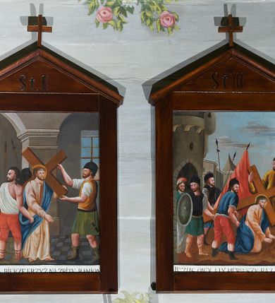 Zdjęcie nr 10: Obrazy w kształcie stojących prostokątów, ujęte w prostokątne, drewniane ramy, zakończone u góry trójkątnym przyczółkiem, nakrytym profilowanym gzymsikiem i zwieńczone prostym krzyżykiem. W polu przyczółka numery stacji. Kompozycje wielofigurowe, postacie statyczne, przedstawione na tle sumarycznie oddanego krajobrazu lub sztafażu architektonicznego. Kolorystyka intensywna z dominacją czerwonych i niebieskich płaszczy. W dolnej części każdego obrazu podpis sceny, malowany czarno na białym pasku:
1. „St(acja) I / Fundatorem [tekst nieczytelny] / JEZUS NA ŚMIERĆ OSĄDZONY”;
2. „St(acja) II / JEZUS BIERZE KRZYŻ NA ZBITE RAMIONA”;
3. „St(acja) III / JEZUS ONDLALY PIERWSZY RAZ UPADA”;
4. „St(acja) IV / JEZUS POTYKA SIE Z NAYSWIEISZA”;
5. „St(acja) V / JEZUSOWI KRZYŻ CIĘŻKI NIEŚĆ POMAGA SZYMON”;
6. „St(acja) VI / JEZUSOWI TWARZ SKRWAWIONA I UPLWANA”;
7. „St(acja) VII / R: Q: S: P: / JEZUS DRUGI RAZ UPADA POD KRZYZEM”;
8. „St(acja) VIII / JEZUS NAUCZA PŁACZĄCE NAD SOBĄ NIE/WIASTY ”;
9. „St(acja) IX / JEZUS TRZECI RAZ UPADA POD KRZYŻEM”;
10. „St(acja) X / JEZUS Z SZAT OBNAŻONY”;
11. „St(acja) XI / JEZUS OKRUTNIE DO KRZYŻA PRZYBITY”;
12. [brak zdjęcia]
13. [brak zdjęcia]
14. „St(acja) XIV / JEZUS DO GROBU WŁOZONY / Franz Jog Mahler in Fre(?) / 6 Aprill 1827”.