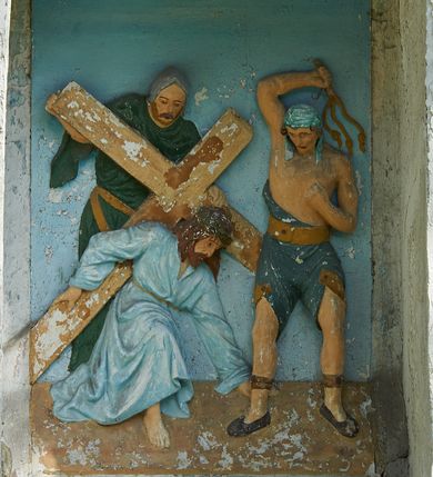 Zdjęcie nr 2: Stacje drogi krzyżowej zamontowane w prostokątnych wnękach muru przykościelnego. Kompozycje kilkupostaciowe ukazane na jednolitym, błękitnym tle. Nad każdą stacją krzyżową umieszczone proste, drewniane krzyżyki. U dołu stacji rzeźbione, malowane na czarno inskrypcje:
1. „+JEZUS NA ŚMIERĆ OSĄDZONY+”;
2. „JEZUS KRZYŻEM OBCIĄŻONY+”;
3. „+JEZUS PIERWSZY RAZ UPADA+”;
4. „+JEZUS SPOTYKA MATKĘ SWĄ+”;
5. „CYRENEJCZYK POMAGA JEZUSOWI”;
6. „WERONIKA OCIERA TWARZ JEZUSA”;
7. „JEZUS DRUGI RAZ UPADA”(inskrypcja prawie nieczytelna);
8. „JEZUS POCIESZA NIEWIASTY”;
9. „++JEZUS TRZECI RAZ UPADA++”;
10. „++JEZUS Z SZAT OBNAŻONY++”;
11. „+JEZUS DO KRZYŻA PRZYBITY+”;
12. „INRI / ++JEZUS NA KRZYŻU UMIERA” (inskrypcja prawie nieczytelna);
13. „INRI / ++JEZUS Z KRZYŻA ZDJĘTY++”;
14. (Brak fotografii).

