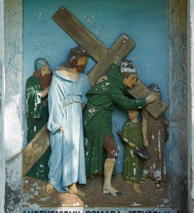 Zdjęcie nr 6: Stacje drogi krzyżowej zamontowane w prostokątnych wnękach muru przykościelnego. Kompozycje kilkupostaciowe ukazane na jednolitym, błękitnym tle. Nad każdą stacją krzyżową umieszczone proste, drewniane krzyżyki. U dołu stacji rzeźbione, malowane na czarno inskrypcje:
1. „+JEZUS NA ŚMIERĆ OSĄDZONY+”;
2. „JEZUS KRZYŻEM OBCIĄŻONY+”;
3. „+JEZUS PIERWSZY RAZ UPADA+”;
4. „+JEZUS SPOTYKA MATKĘ SWĄ+”;
5. „CYRENEJCZYK POMAGA JEZUSOWI”;
6. „WERONIKA OCIERA TWARZ JEZUSA”;
7. „JEZUS DRUGI RAZ UPADA”(inskrypcja prawie nieczytelna);
8. „JEZUS POCIESZA NIEWIASTY”;
9. „++JEZUS TRZECI RAZ UPADA++”;
10. „++JEZUS Z SZAT OBNAŻONY++”;
11. „+JEZUS DO KRZYŻA PRZYBITY+”;
12. „INRI / ++JEZUS NA KRZYŻU UMIERA” (inskrypcja prawie nieczytelna);
13. „INRI / ++JEZUS Z KRZYŻA ZDJĘTY++”;
14. (Brak fotografii).

