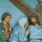 Zdjęcie nr 1: Stacje drogi krzyżowej zamontowane w prostokątnych wnękach muru przykościelnego. Kompozycje kilkupostaciowe ukazane na jednolitym, błękitnym tle. Nad każdą stacją krzyżową umieszczone proste, drewniane krzyżyki. U dołu stacji rzeźbione, malowane na czarno inskrypcje:
1. „+JEZUS NA ŚMIERĆ OSĄDZONY+”;
2. „JEZUS KRZYŻEM OBCIĄŻONY+”;
3. „+JEZUS PIERWSZY RAZ UPADA+”;
4. „+JEZUS SPOTYKA MATKĘ SWĄ+”;
5. „CYRENEJCZYK POMAGA JEZUSOWI”;
6. „WERONIKA OCIERA TWARZ JEZUSA”;
7. „JEZUS DRUGI RAZ UPADA”(inskrypcja prawie nieczytelna);
8. „JEZUS POCIESZA NIEWIASTY”;
9. „++JEZUS TRZECI RAZ UPADA++”;
10. „++JEZUS Z SZAT OBNAŻONY++”;
11. „+JEZUS DO KRZYŻA PRZYBITY+”;
12. „INRI / ++JEZUS NA KRZYŻU UMIERA” (inskrypcja prawie nieczytelna);
13. „INRI / ++JEZUS Z KRZYŻA ZDJĘTY++”;
14. (Brak fotografii).

