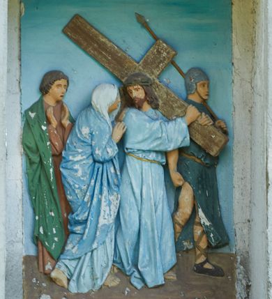 Zdjęcie nr 1: Stacje drogi krzyżowej zamontowane w prostokątnych wnękach muru przykościelnego. Kompozycje kilkupostaciowe ukazane na jednolitym, błękitnym tle. Nad każdą stacją krzyżową umieszczone proste, drewniane krzyżyki. U dołu stacji rzeźbione, malowane na czarno inskrypcje:
1. „+JEZUS NA ŚMIERĆ OSĄDZONY+”;
2. „JEZUS KRZYŻEM OBCIĄŻONY+”;
3. „+JEZUS PIERWSZY RAZ UPADA+”;
4. „+JEZUS SPOTYKA MATKĘ SWĄ+”;
5. „CYRENEJCZYK POMAGA JEZUSOWI”;
6. „WERONIKA OCIERA TWARZ JEZUSA”;
7. „JEZUS DRUGI RAZ UPADA”(inskrypcja prawie nieczytelna);
8. „JEZUS POCIESZA NIEWIASTY”;
9. „++JEZUS TRZECI RAZ UPADA++”;
10. „++JEZUS Z SZAT OBNAŻONY++”;
11. „+JEZUS DO KRZYŻA PRZYBITY+”;
12. „INRI / ++JEZUS NA KRZYŻU UMIERA” (inskrypcja prawie nieczytelna);
13. „INRI / ++JEZUS Z KRZYŻA ZDJĘTY++”;
14. (Brak fotografii).

