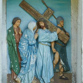 Zdjęcie nr 1: Stacje drogi krzyżowej zamontowane w prostokątnych wnękach muru przykościelnego. Kompozycje kilkupostaciowe ukazane na jednolitym, błękitnym tle. Nad każdą stacją krzyżową umieszczone proste, drewniane krzyżyki. U dołu stacji rzeźbione, malowane na czarno inskrypcje:
1. „+JEZUS NA ŚMIERĆ OSĄDZONY+”;
2. „JEZUS KRZYŻEM OBCIĄŻONY+”;
3. „+JEZUS PIERWSZY RAZ UPADA+”;
4. „+JEZUS SPOTYKA MATKĘ SWĄ+”;
5. „CYRENEJCZYK POMAGA JEZUSOWI”;
6. „WERONIKA OCIERA TWARZ JEZUSA”;
7. „JEZUS DRUGI RAZ UPADA”(inskrypcja prawie nieczytelna);
8. „JEZUS POCIESZA NIEWIASTY”;
9. „++JEZUS TRZECI RAZ UPADA++”;
10. „++JEZUS Z SZAT OBNAŻONY++”;
11. „+JEZUS DO KRZYŻA PRZYBITY+”;
12. „INRI / ++JEZUS NA KRZYŻU UMIERA” (inskrypcja prawie nieczytelna);
13. „INRI / ++JEZUS Z KRZYŻA ZDJĘTY++”;
14. (Brak fotografii).

