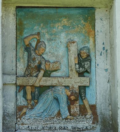 Zdjęcie nr 7: Stacje drogi krzyżowej zamontowane w prostokątnych wnękach muru przykościelnego. Kompozycje kilkupostaciowe ukazane na jednolitym, błękitnym tle. Nad każdą stacją krzyżową umieszczone proste, drewniane krzyżyki. U dołu stacji rzeźbione, malowane na czarno inskrypcje:
1. „+JEZUS NA ŚMIERĆ OSĄDZONY+”;
2. „JEZUS KRZYŻEM OBCIĄŻONY+”;
3. „+JEZUS PIERWSZY RAZ UPADA+”;
4. „+JEZUS SPOTYKA MATKĘ SWĄ+”;
5. „CYRENEJCZYK POMAGA JEZUSOWI”;
6. „WERONIKA OCIERA TWARZ JEZUSA”;
7. „JEZUS DRUGI RAZ UPADA”(inskrypcja prawie nieczytelna);
8. „JEZUS POCIESZA NIEWIASTY”;
9. „++JEZUS TRZECI RAZ UPADA++”;
10. „++JEZUS Z SZAT OBNAŻONY++”;
11. „+JEZUS DO KRZYŻA PRZYBITY+”;
12. „INRI / ++JEZUS NA KRZYŻU UMIERA” (inskrypcja prawie nieczytelna);
13. „INRI / ++JEZUS Z KRZYŻA ZDJĘTY++”;
14. (Brak fotografii).

