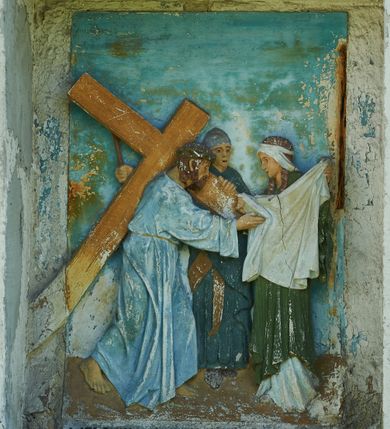 Zdjęcie nr 9: Stacje drogi krzyżowej zamontowane w prostokątnych wnękach muru przykościelnego. Kompozycje kilkupostaciowe ukazane na jednolitym, błękitnym tle. Nad każdą stacją krzyżową umieszczone proste, drewniane krzyżyki. U dołu stacji rzeźbione, malowane na czarno inskrypcje:
1. „+JEZUS NA ŚMIERĆ OSĄDZONY+”;
2. „JEZUS KRZYŻEM OBCIĄŻONY+”;
3. „+JEZUS PIERWSZY RAZ UPADA+”;
4. „+JEZUS SPOTYKA MATKĘ SWĄ+”;
5. „CYRENEJCZYK POMAGA JEZUSOWI”;
6. „WERONIKA OCIERA TWARZ JEZUSA”;
7. „JEZUS DRUGI RAZ UPADA”(inskrypcja prawie nieczytelna);
8. „JEZUS POCIESZA NIEWIASTY”;
9. „++JEZUS TRZECI RAZ UPADA++”;
10. „++JEZUS Z SZAT OBNAŻONY++”;
11. „+JEZUS DO KRZYŻA PRZYBITY+”;
12. „INRI / ++JEZUS NA KRZYŻU UMIERA” (inskrypcja prawie nieczytelna);
13. „INRI / ++JEZUS Z KRZYŻA ZDJĘTY++”;
14. (Brak fotografii).

