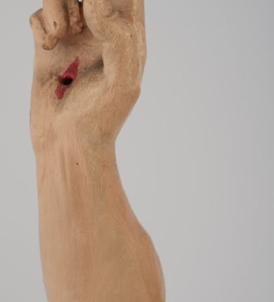 Zdjęcie nr 7: Rzeźba pełna, ustawiona na niskim, kwadratowym, profilowanym cokole. Chrystus ukazany frontalnie, stojący na kawałku zielonej murawy, w kontrapoście, z głową zwróconą w prawo. W lewej, ugiętej ręce trzyma chorągiew; prawa, uniesiona jest wysoko w geście błogosławieństwa. Twarz pociągła, okolona brodą, z na wpół przymkniętymi oczami; włosy długie, kręcone opadają na ramiona. Ciało wychudzone, z zaznaczonymi śladami męki i podkreśloną linią żeber. Przez lewe ramię przerzucony czerwony płaszcz spływający na plecy i z przodu na lewe przedramię; na biodrach złocone  perizonium, ciasno oplecione. Polichromia ciała jest naturalistyczna, perizonium złocone.