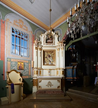 Zdjęcie nr 3: Nastawa ołtarzowa architektoniczna, jednoosiowa, jednokondygnacyjna ze zwieńczeniem. Ołtarz prostopadłościenny z kamienną mensą, z portatylem i kamiennymi bokami. Antepedium drewniane, obwiedzione profilowaną ramą z narożami wypełnionymi stylizowanymi liśćmi i wypukło rzeźbionym imieniem Marii pośrodku. Tabernakulum na planie półkola, wbudowane w strefę cokołu. Nastawa wsparta na podwójnym cokole, flankowanym masywnymi, półkolumnami, ustawionymi pod kątem; w drugiej strefie zdwojonymi, wspierającymi dwie pary ukośnie ustawionych pilastrów. W polu głównym znajduje się obraz Matki Boskiej z Dzieciątkiem z XVI wieku, a na zasuwie  dwa obrazy: pierwszy – św. Mikołaja z połowy XIX wieku, drugi – św. Józefa z 1901 roku, namalowany przez Antoniego Gramatykę. Zwieńczenie w kształcie stojącego prostokąta, zamkniętego gzymsem o łuku wklęsło-wypukłym, po bokach ujęte ukośnie dostawionymi spływami wolutowymi. U szczytu zwieńczenia muszla palmetowa oraz dwa wazoniki na skrajach gzymsu. W polu zwieńczenia obraz z przedstawieniem Nauczania Marii, otoczony wicią roślinną. W partii zwieńczenia na filarach usadzone są rzeźby aniołków. Płyciny cokołów zdobi złocona, ryta dekoracja roślinna. Na trzonach pilastrów znajdują się sięgające do jednej trzeciej wysokości girlandy kwiatów. Struktura polichromowana na kolor jasnobeżowy, detale i ornamentyka złocone. Portatyl kamienny, kwadratowy z napisem na przyklejonej kartce papieru  „Anno Domini 1969 die 2 Maii excelentissimus Julianus Groblicki episcopus titularis Philadelphiensis in Arabia, auxiliuris Cracoviensis tabulam hanc consecravit et reliquis sanctorum martyrum Brittcii episcopi in et inclusit necnon sancti Prosperas”.