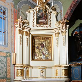 Zdjęcie nr 1: Nastawa ołtarzowa architektoniczna, jednoosiowa, jednokondygnacyjna ze zwieńczeniem. Ołtarz prostopadłościenny z kamienną mensą, z portatylem i kamiennymi bokami. Antepedium drewniane, obwiedzione profilowaną ramą z narożami wypełnionymi stylizowanymi liśćmi i wypukło rzeźbionym imieniem Marii pośrodku. Tabernakulum na planie półkola, wbudowane w strefę cokołu. Nastawa wsparta na podwójnym cokole, flankowanym masywnymi, półkolumnami, ustawionymi pod kątem; w drugiej strefie zdwojonymi, wspierającymi dwie pary ukośnie ustawionych pilastrów. W polu głównym znajduje się obraz Matki Boskiej z Dzieciątkiem z XVI wieku, a na zasuwie  dwa obrazy: pierwszy – św. Mikołaja z połowy XIX wieku, drugi – św. Józefa z 1901 roku, namalowany przez Antoniego Gramatykę. Zwieńczenie w kształcie stojącego prostokąta, zamkniętego gzymsem o łuku wklęsło-wypukłym, po bokach ujęte ukośnie dostawionymi spływami wolutowymi. U szczytu zwieńczenia muszla palmetowa oraz dwa wazoniki na skrajach gzymsu. W polu zwieńczenia obraz z przedstawieniem Nauczania Marii, otoczony wicią roślinną. W partii zwieńczenia na filarach usadzone są rzeźby aniołków. Płyciny cokołów zdobi złocona, ryta dekoracja roślinna. Na trzonach pilastrów znajdują się sięgające do jednej trzeciej wysokości girlandy kwiatów. Struktura polichromowana na kolor jasnobeżowy, detale i ornamentyka złocone. Portatyl kamienny, kwadratowy z napisem na przyklejonej kartce papieru  „Anno Domini 1969 die 2 Maii excelentissimus Julianus Groblicki episcopus titularis Philadelphiensis in Arabia, auxiliuris Cracoviensis tabulam hanc consecravit et reliquis sanctorum martyrum Brittcii episcopi in et inclusit necnon sancti Prosperas”.