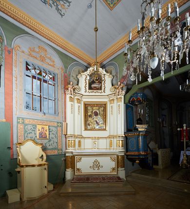 Zdjęcie nr 2: Nastawa ołtarzowa architektoniczna, jednoosiowa, jednokondygnacyjna ze zwieńczeniem. Ołtarz prostopadłościenny z kamienną mensą, z portatylem i kamiennymi bokami. Antepedium drewniane, obwiedzione profilowaną ramą z narożami wypełnionymi stylizowanymi liśćmi i wypukło rzeźbionym imieniem Marii pośrodku. Tabernakulum na planie półkola, wbudowane w strefę cokołu. Nastawa wsparta na podwójnym cokole, flankowanym masywnymi, półkolumnami, ustawionymi pod kątem; w drugiej strefie zdwojonymi, wspierającymi dwie pary ukośnie ustawionych pilastrów. W polu głównym znajduje się obraz Matki Boskiej z Dzieciątkiem z XVI wieku, a na zasuwie  dwa obrazy: pierwszy – św. Mikołaja z połowy XIX wieku, drugi – św. Józefa z 1901 roku, namalowany przez Antoniego Gramatykę. Zwieńczenie w kształcie stojącego prostokąta, zamkniętego gzymsem o łuku wklęsło-wypukłym, po bokach ujęte ukośnie dostawionymi spływami wolutowymi. U szczytu zwieńczenia muszla palmetowa oraz dwa wazoniki na skrajach gzymsu. W polu zwieńczenia obraz z przedstawieniem Nauczania Marii, otoczony wicią roślinną. W partii zwieńczenia na filarach usadzone są rzeźby aniołków. Płyciny cokołów zdobi złocona, ryta dekoracja roślinna. Na trzonach pilastrów znajdują się sięgające do jednej trzeciej wysokości girlandy kwiatów. Struktura polichromowana na kolor jasnobeżowy, detale i ornamentyka złocone. Portatyl kamienny, kwadratowy z napisem na przyklejonej kartce papieru  „Anno Domini 1969 die 2 Maii excelentissimus Julianus Groblicki episcopus titularis Philadelphiensis in Arabia, auxiliuris Cracoviensis tabulam hanc consecravit et reliquis sanctorum martyrum Brittcii episcopi in et inclusit necnon sancti Prosperas”.