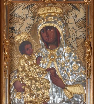 Zdjęcie nr 9: Nastawa ołtarzowa architektoniczna, jednoosiowa, jednokondygnacyjna ze zwieńczeniem. Ołtarz prostopadłościenny z kamienną mensą, z portatylem i kamiennymi bokami. Antepedium drewniane, obwiedzione profilowaną ramą z narożami wypełnionymi stylizowanymi liśćmi i wypukło rzeźbionym imieniem Marii pośrodku. Tabernakulum na planie półkola, wbudowane w strefę cokołu. Nastawa wsparta na podwójnym cokole, flankowanym masywnymi, półkolumnami, ustawionymi pod kątem; w drugiej strefie zdwojonymi, wspierającymi dwie pary ukośnie ustawionych pilastrów. W polu głównym znajduje się obraz Matki Boskiej z Dzieciątkiem z XVI wieku, a na zasuwie  dwa obrazy: pierwszy – św. Mikołaja z połowy XIX wieku, drugi – św. Józefa z 1901 roku, namalowany przez Antoniego Gramatykę. Zwieńczenie w kształcie stojącego prostokąta, zamkniętego gzymsem o łuku wklęsło-wypukłym, po bokach ujęte ukośnie dostawionymi spływami wolutowymi. U szczytu zwieńczenia muszla palmetowa oraz dwa wazoniki na skrajach gzymsu. W polu zwieńczenia obraz z przedstawieniem Nauczania Marii, otoczony wicią roślinną. W partii zwieńczenia na filarach usadzone są rzeźby aniołków. Płyciny cokołów zdobi złocona, ryta dekoracja roślinna. Na trzonach pilastrów znajdują się sięgające do jednej trzeciej wysokości girlandy kwiatów. Struktura polichromowana na kolor jasnobeżowy, detale i ornamentyka złocone. Portatyl kamienny, kwadratowy z napisem na przyklejonej kartce papieru  „Anno Domini 1969 die 2 Maii excelentissimus Julianus Groblicki episcopus titularis Philadelphiensis in Arabia, auxiliuris Cracoviensis tabulam hanc consecravit et reliquis sanctorum martyrum Brittcii episcopi in et inclusit necnon sancti Prosperas”.