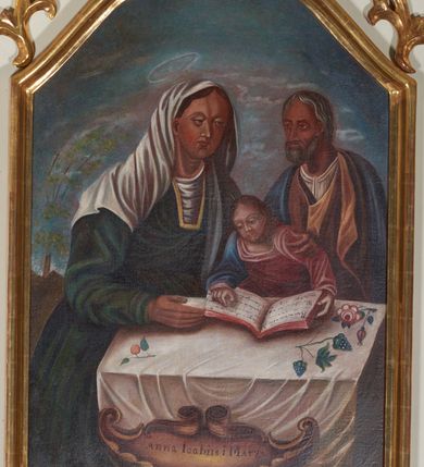 Zdjęcie nr 10: Nastawa ołtarzowa architektoniczna, jednoosiowa, jednokondygnacyjna ze zwieńczeniem. Ołtarz prostopadłościenny z kamienną mensą, z portatylem i kamiennymi bokami. Antepedium drewniane, obwiedzione profilowaną ramą z narożami wypełnionymi stylizowanymi liśćmi i wypukło rzeźbionym imieniem Marii pośrodku. Tabernakulum na planie półkola, wbudowane w strefę cokołu. Nastawa wsparta na podwójnym cokole, flankowanym masywnymi, półkolumnami, ustawionymi pod kątem; w drugiej strefie zdwojonymi, wspierającymi dwie pary ukośnie ustawionych pilastrów. W polu głównym znajduje się obraz Matki Boskiej z Dzieciątkiem z XVI wieku, a na zasuwie  dwa obrazy: pierwszy – św. Mikołaja z połowy XIX wieku, drugi – św. Józefa z 1901 roku, namalowany przez Antoniego Gramatykę. Zwieńczenie w kształcie stojącego prostokąta, zamkniętego gzymsem o łuku wklęsło-wypukłym, po bokach ujęte ukośnie dostawionymi spływami wolutowymi. U szczytu zwieńczenia muszla palmetowa oraz dwa wazoniki na skrajach gzymsu. W polu zwieńczenia obraz z przedstawieniem Nauczania Marii, otoczony wicią roślinną. W partii zwieńczenia na filarach usadzone są rzeźby aniołków. Płyciny cokołów zdobi złocona, ryta dekoracja roślinna. Na trzonach pilastrów znajdują się sięgające do jednej trzeciej wysokości girlandy kwiatów. Struktura polichromowana na kolor jasnobeżowy, detale i ornamentyka złocone. Portatyl kamienny, kwadratowy z napisem na przyklejonej kartce papieru  „Anno Domini 1969 die 2 Maii excelentissimus Julianus Groblicki episcopus titularis Philadelphiensis in Arabia, auxiliuris Cracoviensis tabulam hanc consecravit et reliquis sanctorum martyrum Brittcii episcopi in et inclusit necnon sancti Prosperas”.