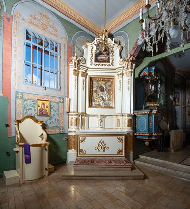 Zdjęcie nr 5: Nastawa ołtarzowa architektoniczna, jednoosiowa, jednokondygnacyjna ze zwieńczeniem. Ołtarz prostopadłościenny z kamienną mensą, z portatylem i kamiennymi bokami. Antepedium drewniane, obwiedzione profilowaną ramą z narożami wypełnionymi stylizowanymi liśćmi i wypukło rzeźbionym imieniem Marii pośrodku. Tabernakulum na planie półkola, wbudowane w strefę cokołu. Nastawa wsparta na podwójnym cokole, flankowanym masywnymi, półkolumnami, ustawionymi pod kątem; w drugiej strefie zdwojonymi, wspierającymi dwie pary ukośnie ustawionych pilastrów. W polu głównym znajduje się obraz Matki Boskiej z Dzieciątkiem z XVI wieku, a na zasuwie  dwa obrazy: pierwszy – św. Mikołaja z połowy XIX wieku, drugi – św. Józefa z 1901 roku, namalowany przez Antoniego Gramatykę. Zwieńczenie w kształcie stojącego prostokąta, zamkniętego gzymsem o łuku wklęsło-wypukłym, po bokach ujęte ukośnie dostawionymi spływami wolutowymi. U szczytu zwieńczenia muszla palmetowa oraz dwa wazoniki na skrajach gzymsu. W polu zwieńczenia obraz z przedstawieniem Nauczania Marii, otoczony wicią roślinną. W partii zwieńczenia na filarach usadzone są rzeźby aniołków. Płyciny cokołów zdobi złocona, ryta dekoracja roślinna. Na trzonach pilastrów znajdują się sięgające do jednej trzeciej wysokości girlandy kwiatów. Struktura polichromowana na kolor jasnobeżowy, detale i ornamentyka złocone. Portatyl kamienny, kwadratowy z napisem na przyklejonej kartce papieru  „Anno Domini 1969 die 2 Maii excelentissimus Julianus Groblicki episcopus titularis Philadelphiensis in Arabia, auxiliuris Cracoviensis tabulam hanc consecravit et reliquis sanctorum martyrum Brittcii episcopi in et inclusit necnon sancti Prosperas”.