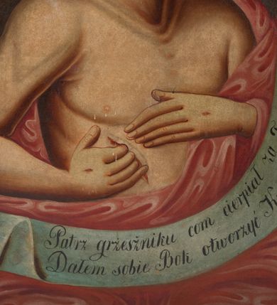 Zdjęcie nr 4: Obraz w formie stojącego prostokąta. W centrum Chrystus, ukazany w półpostaci, zwrócony delikatnie w lewo. Głowa uniesiona lekko ku górze, w zielonej koronie cierniowej. Twarz podłużna, okolona nieznacznym zarostem, o dużych oczach  oraz wąskich, zaciśniętych ustach. Włosy ciemne, kręcone, opadają na plecy. Jezus prawą dłoń wkłada w przebity bok, lewą wskazuje na ranę. Tors odsłonięty, czerwony płaszcz narzucony na lewe ramię i opadający na kolana, obficie drapowany. W dolnej części obrazu banderola zawijająca się ku górze, z napisem „Patrz grzeszniku com cierpiał za Twe nieprawości / Dałem sobie Bok otworzyć Ku Tobie z miłości”. Tło jednolite, brunatne. 